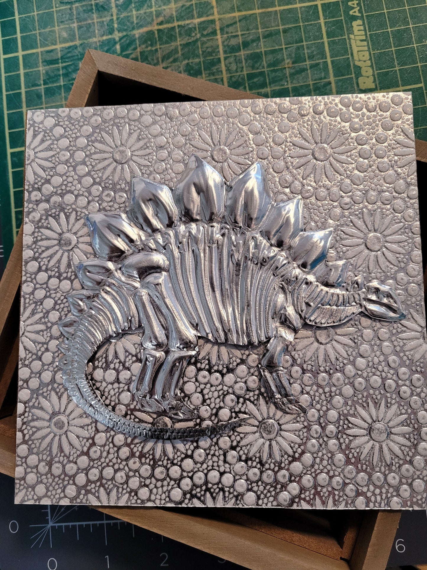 Silvery Stegosaur Skeleton (Aluminium Fossil Art)